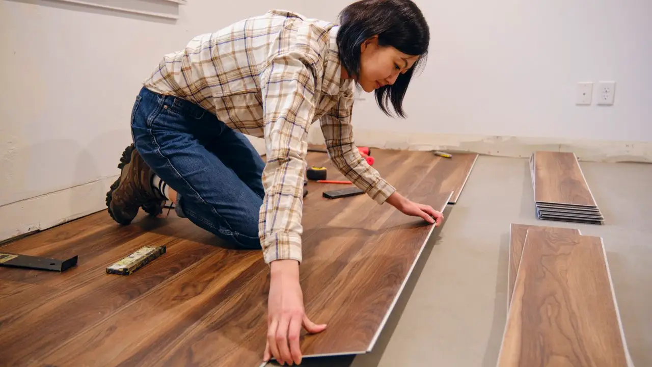 Flooring installation vinyl plank worker